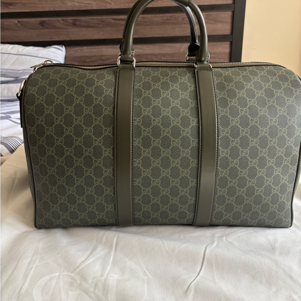 Gucci Men's Med Duffel Bag in Olive Green brand new fall 2025 Limited Edition.